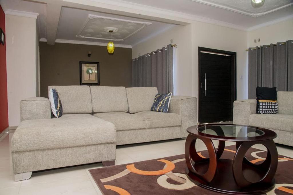 Royal Villa Suites Lusaka Exterior foto